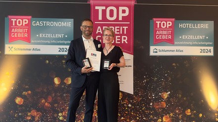 Stefan und Gaby Danzer vom Hotel Achterdiek freuen sich über die Auszeichnung zum Top Arbeitgeber auf dem Branchentreff der Hoteliers beim Busche Verlag