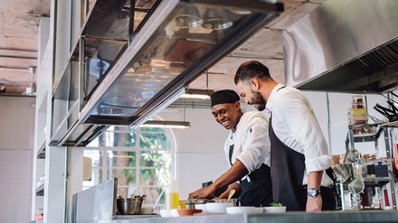 Zwei Männer in einer Restaurantküche