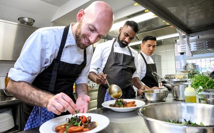 Küchenchef Sören Wirth und seine Mitarbeiter Thevarajah Sajeeban und Tarigh Mohammed Husseini (v. l.) verleihen Gerichten den letzten Schliff