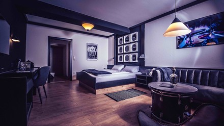 Ein Zimmer des Rock Chill Hotel Falter in passenden Hard-Rock-Look