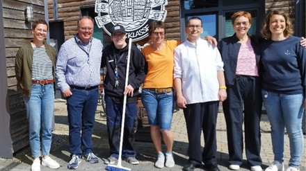 Werkstattleiterin Liane Pitzschel, Arbeitsbegleiter Stephan Nanz, Mitarbeiter Florian Reis, Arbeitsbegleiterin Kaia Stein, Mitarbeiter Marcel Kuske, Bereichsleiterin Bettina Fidus-Hansen und Direktorin Sarah Bartel freuen sich über die Teamerweiterung