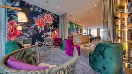 Die Lifestyle-Lobby im FoursSide Hotel in Freiburg.