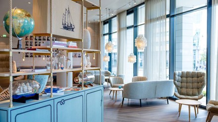 Die neu designte Lobby im Motel One in Rostock