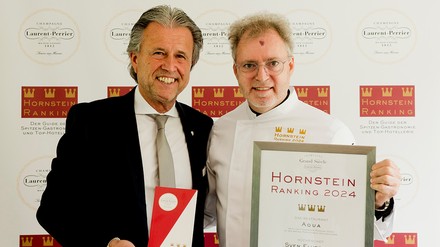 Hornstein-Ranking-Herausgeber Thomas Schreiner übergibt Sven Elverfed die Urkunde