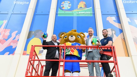 Von links nach rechts: Lars Ziegenhorn, UEFA EURO 2024 Maskottchen Albärt, Stefan Schedler, Werbetechniker Arne Kutsche von Akutising