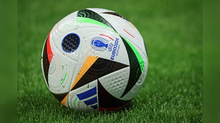 Ein Fußball der EM 2024 auf einer Rasenfläsche
