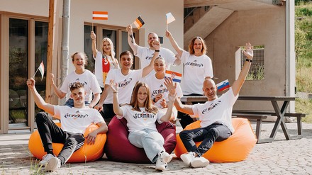 Junge Azubis des Hotels Kempinski Berchtesgaden vor dem Haus in Fußballstimmung