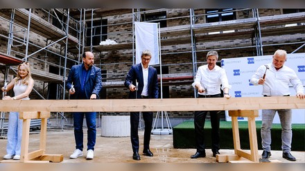Richtfest Hampton by Hilton in Potsdam-Babelsberg: v. l.: Anna Kretschmar (Projektleiterin), Sascha Konter (Geschäftsführer Signo Hospitality), Philipp Keetman (Büroleiter Berlin Stephan Höhne Gesellschaft von Architekten mbH), Mike Schubert (Oberbürgermeister Potsdam) und Bauherr Jan Kretzschmar, Geschäftsführer von der KW-Development