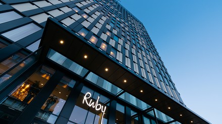 Fassade des Ruby Hotels in Amsterdam mit Logo