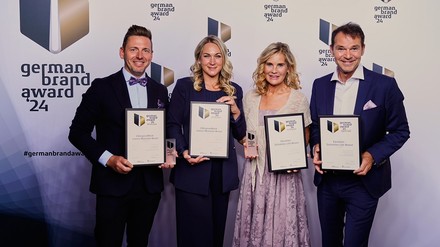 Melanie und Christian Pfister (ZillergrundRock) und Diana und Götz Monnerjahn (Diana Consulting) mit den Auszeichnungen in den Händen