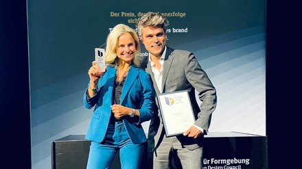 Sarah Latton, Leiterin Unternehmenskommunikation bei Klüh, und Julian Kerkhoff, PR-Manager bei Klüh sowie Chefredakteur des Online-Magazin Klüh4all, bei der Übergabe des German Brand Awards in Berlin.
