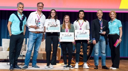 Gewinnerin der Stipendien Pia Weber, Lena Waldron und Hoang Duoc Duong mit Merle Losem und Otto Lindner