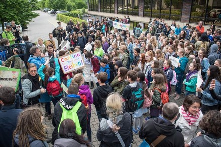 Impression der Demonstration gegen die neuen Betreiber der Mensa an der IGS Nordend Frankfurt