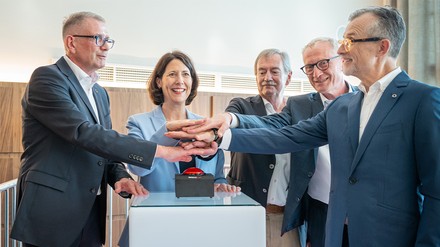 Thomas Swieca, General Manager Steigenberger Hotel Bad Neuenahr, Daniela Schmitt, Ministerin für Wirtschaft, Verkehr, Landwirtschaft und Weinbau in Rheinland-Pfalz, Dieter Sturm, Vertreter der Eigentümergesellschaft Aktiengesellschaft Bad Neuenahr, Guido Orthen, Bürgermeister Bad Neuenahr-Ahrweiler, Oliver Bonke, Chief Executive Officer H World Internationa