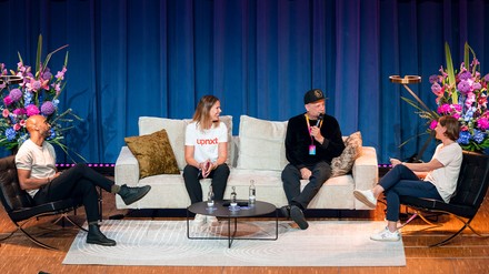 (v.l.n.r.): Chris Brow (Moderation), Dr. Laura Schmidt (upnxt), Smudo und Nina Fiolka (upnxt