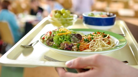 Ein Kantinen-Tablett mit Salat und Spaghetti