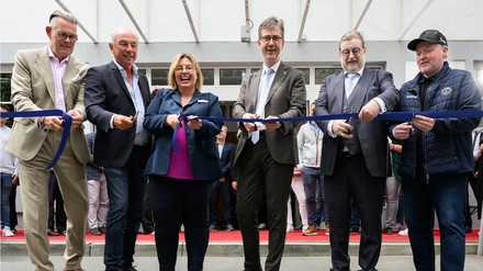Ribbon-Cutting vorm Hotel Dorint in Würzburg