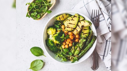 Avocado Brokkoli Spargel Kichererbsen Bowl