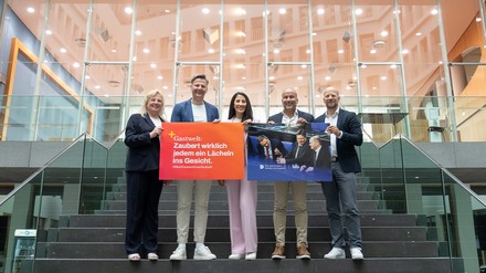 Auf dem Bild zu sehen sind: Anke Budde, Dr. Marcel Klinge, Homeira Amiri, Kemal Üres und Jürgen Gevers