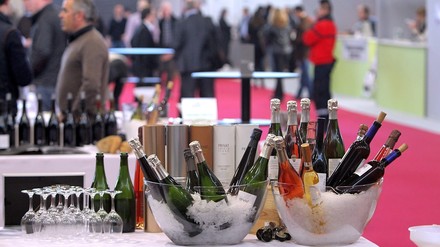 Eine Halle in einer Weinmesse