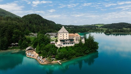 Das Schloss von außen am See