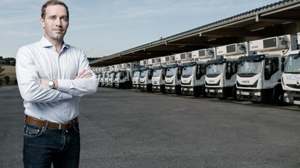 Manfred Kröswang steht vor einigen Lastwagen