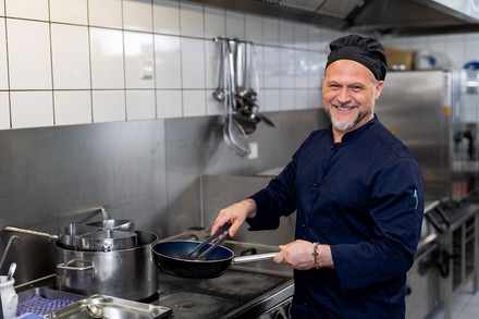 Fashion goes kitchen: Auch die Küchen-Crews haben neue Arbeitskleidung bekommen.