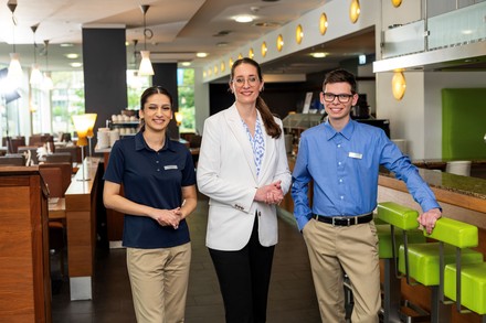 Natascha Bußhoff, Hoteldirektorin des Essential by Dorint Köln-Junkersdorf  (Mitte), mit ihrem Team