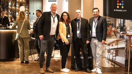 V. l. n. r.: Maximilian Müller-Huck, Area Manager Süd-West der H-Hotels Gruppe, Nina Ejem, Sales Manager Süd-West der H-Hotels Gruppe, Andreas Müller, General Manager des H+ Hotel Limes Thermen Aalen, und Sebastian Dyckmans, Regional Sales Manager – MICE der H-Hotels Gruppe bei der Jubiläumsfeier