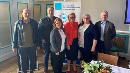 Christian Kienberger, Fachbereichsbeirat, Muk Röhrl, neuer stellvertretender Vorsitzender des Fachbereichs Gastronomie, Michaela Schmitz-Guggenbichler, neue Vorsitzende des Fachbereichs Gastronomie, Angela Inselkammer, Dehoga Bayern-Präsidentin, sowie die Fachbereichsbeiräte Sandra Braun und Josef Stark