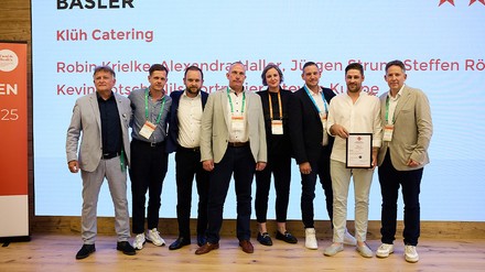 Das Team Von Klüh Catering auf der Bühne