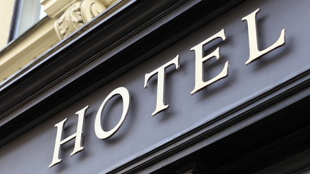 Das Wort Hotel an einer Hauswand