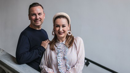 Tim Raue und seiner Frau Katharina stehen in einem Treppenhaus. Der Star-Koch dreht neue Folgen der RTL-Sendung "Raue - Der Restaurantretter".