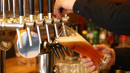 Ein Kellner zapft Bier im Köstritzer Bierhaus