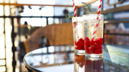 Zwei Saftgläser in einem Restaurant