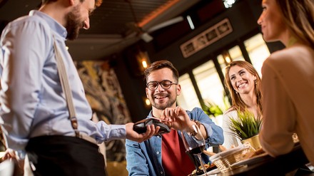 Gast im Restaurant beim Bezahlen