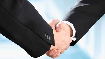 Zwei Geschäftsleute geben sich die Hand