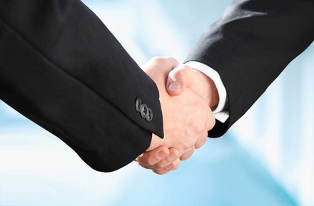 Zwei Geschäftsleute geben sich die Hand