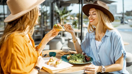 Zwei Frauen speisen im Außenbereich eines Restaurants