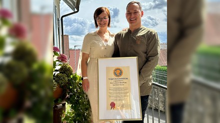 Katharina und Heiko Weiß nahmen die Urkunde mit der Auszeichnung an.