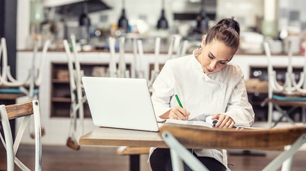 Gastronomin bei der Abrechnung