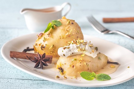 Eine Weißwenibirne auf einem teller