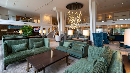 Große Pendelleuchte in der Hotelhalle