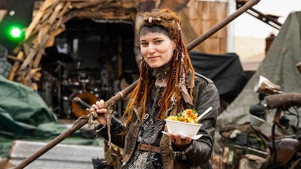 Festival-Besucherin mit Schale ohne PFAS-Zusatz