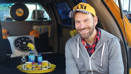 Taxifahrer mit Taxi und Bett im Taxi