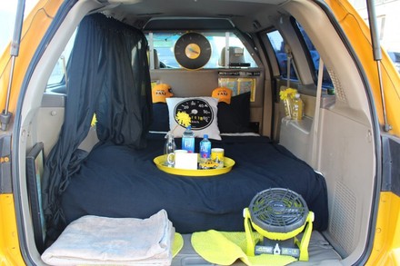 Innenraum eines Vans mit Bett