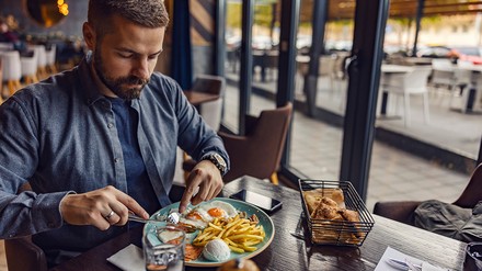 Mann, der allein im Restaurant speist