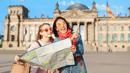 Zwei Frauen schauen auf eine Stadtkarte