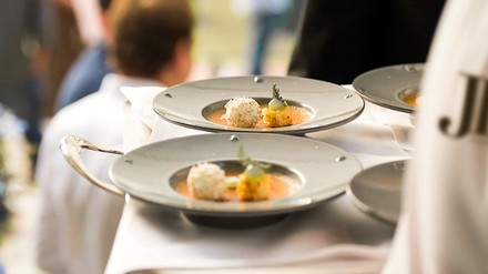 Zwei Menü-Teller werden serviert