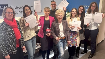 Susanne Siekmeier gratuliert den diesjährigen Absolvierenden